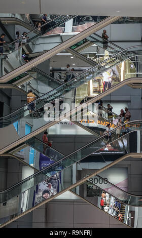 Bangkok, Thaïlande - Sep 16, 2018. Déménagement à escaliers mécaniques Le centre commercial MBK. En 2017, selon le FMI, la Thaïlande avait un PIB de 000 milliards de baht (15,450 U Banque D'Images