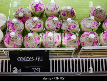 Bangkok, Thaïlande - Apr 20, 2018. Pile de cocos pelées pour boire sur un étal de supermarché. Banque D'Images