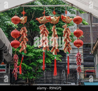 Bangkok, Thaïlande - Sep 16, 2018. Choses de chance Chinois accroché au parc de la ville de Nouvelle Année lunaire. Banque D'Images