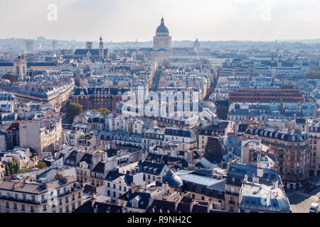 Large paysage urbain d'antenne Paris montrant le style gothique de l'architecture postmoderne. Beaucoup de touches de bleu dans l'image avec une belle exposition. Banque D'Images