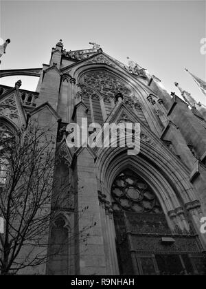 Façade ouest de la cathédrale Saint-Patrick récemment rénovée au milieu de Manhattan, sur la cinquième avenue et la 51ème rue est. Banque D'Images