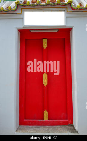 Beau design en bois de la porte rouge dans le célèbre temple à Bangkok, Thaïlande. Banque D'Images