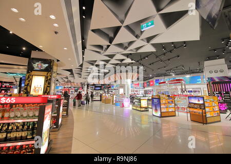 Les gens magasinent au tax free shops à l'aéroport International de Melbourne à Melbourne en Australie. Banque D'Images