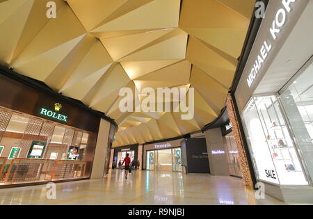 Les gens magasinent au tax free shops à l'aéroport International de Melbourne à Melbourne en Australie. Banque D'Images