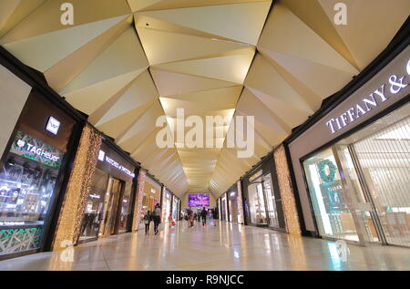 Les gens magasinent au tax free shops à l'aéroport International de Melbourne à Melbourne en Australie. Banque D'Images