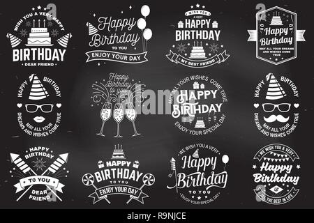 Ensemble de Joyeux Anniversaire modèles pour overlay, un insigne, un autocollant, carte avec bouquet de ballons, de fusées d'artifice, de cadeaux et de gâteaux d'anniversaire avec des bougies. Vecteur. Vintage design pour un anniversaire Illustration de Vecteur