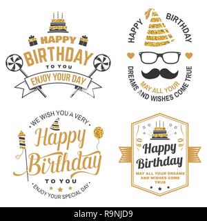 Vous souhaiter un très joyeux anniversaire cher ami. Autocollant, badge, carte, avec anniversaire hat, firework, moustache et un gâteau avec des bougies. Vecteur. Ensemble de vintage design typographique pour l'emblème de l'anniversaire Illustration de Vecteur