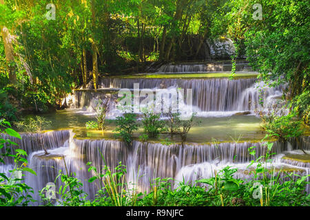 Cadre naturel de Huay Mae Khamin cascade, la province de Kanchanaburi, Thaïlande Banque D'Images