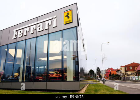 PRAGUE, RÉPUBLIQUE TCHÈQUE - le 23 décembre 2018 : Ferrari N. C. constructeur de voitures de sport de luxe italien logo de l'entreprise en face de bâtiment concessionnaire Banque D'Images