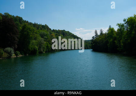 Rivière Lech sur une journée ensoleillée. Landsberg am Lech, Allemagne Banque D'Images