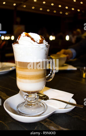 Cafe latte macchiato avec sauce au caramel Banque D'Images