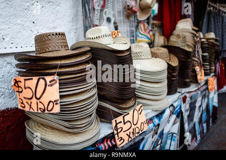 Vente de costumes de adelita et charro chapeaux très populaire ce 16 septembre pour le cri de l'indépendance. Viva Mexico. Les fêtes nationales, révolution Mexicaine Banque D'Images