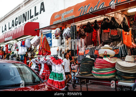 Vente de costumes de adelita et charro chapeaux très populaire ce 16 septembre pour le cri de l'indépendance. Viva Mexico. Les fêtes nationales, révolution Mexicaine Banque D'Images