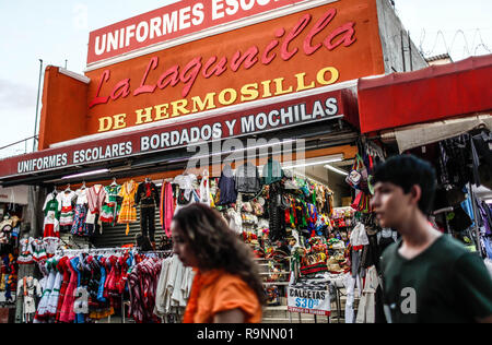 Vente de costumes de adelita et charro chapeaux très populaire ce 16 septembre pour le cri de l'indépendance. Viva Mexico. Les fêtes nationales, révolution Mexicaine Banque D'Images