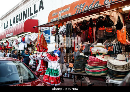 Vente de costumes de adelita et charro chapeaux très populaire ce 16 septembre pour le cri de l'indépendance. Viva Mexico. Les fêtes nationales, révolution Mexicaine Banque D'Images