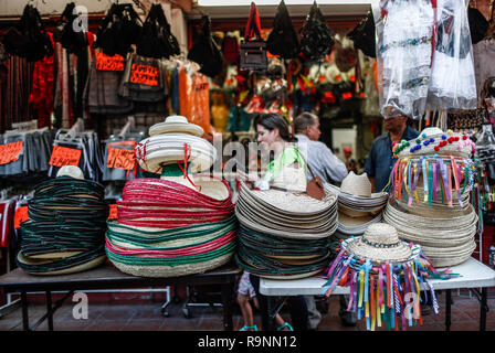 Vente de costumes de adelita et charro chapeaux très populaire ce 16 septembre pour le cri de l'indépendance. Viva Mexico. Les fêtes nationales, révolution Mexicaine Banque D'Images