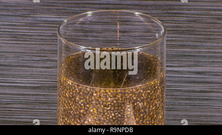 Les graines de Chia trempées dans l'eau à l'intérieur d'un verre clair Banque D'Images