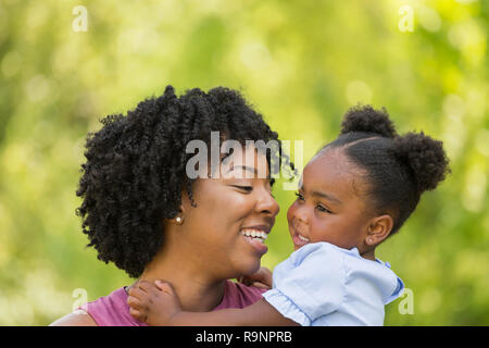 African American mother rire et serrant sa fille. Banque D'Images