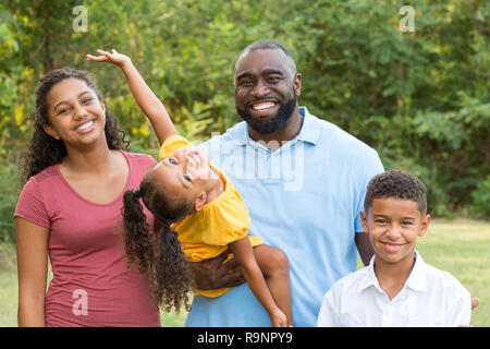 Portrait d'un heureux père riant et souriant avec ses enfants. Banque D'Images