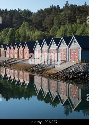 Rangée de hangars à bateaux sur la rive du fjord en Norvège. Banque D'Images