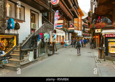 Zermatt, Suisse - 15 septembre 2018 : une rue de la ville de Zermatt dans la soirée. Zermatt est une municipalité dans le district de Viège dans le SW Banque D'Images