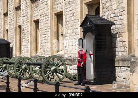 Londres, Angleterre - le 22 juillet 2016 : La garde à tour de Londres qui est un des plus célèbres forteresses et a vu service comme palais royal Banque D'Images