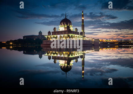 Mosquée Putra pendant heure bleue avec reflet dans le lac Banque D'Images