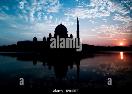 Mosquée Putra ossature au lever du soleil, avec la réflexion dans le lac Banque D'Images
