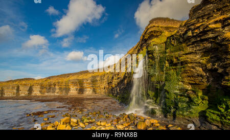 À partir de la cascade les falaises de la baie de Kimmeridge, Dorset, UK Banque D'Images