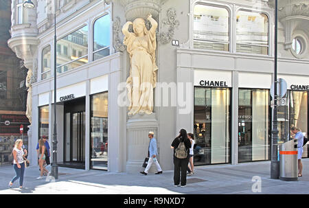 Vienne, Autriche - 11 juillet 2015 : célèbre marque de mode Chanel boutique en extérieur rue Tuchlauben à Vienne avec des personnes à la recherche grâce à l'affichage. Banque D'Images