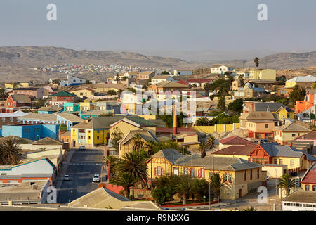 Vue aérienne de Luderitz montrant maisons colorées en Namibie, Afrique Banque D'Images