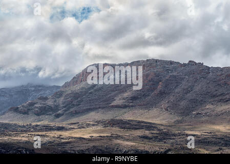 Un paysage de montagne dans les montagnes de Cederberg la Province du Cap occidental. La neige et la Wolfberg des fissures sont visibles sur les montagnes Banque D'Images