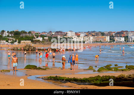 La plage de Sardinero en été. Santander, Gascogne, Cantabrie, dans le Nord de l'Espagne, l'Europe. Banque D'Images