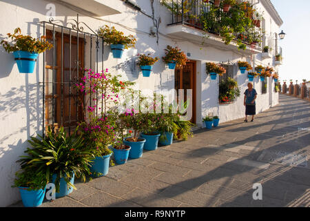 La vie de la rue. Village blanc typique de Mijas Pueblo. La province de Malaga Costal del Sol. L'Andalousie, Sud de l'Espagne. L'Europe Banque D'Images