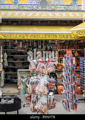 VALENCE, ESPAGNE - 24 MAI 2018 : magasin de matériel traditionnel Iron Mongers dans le centre-ville Banque D'Images