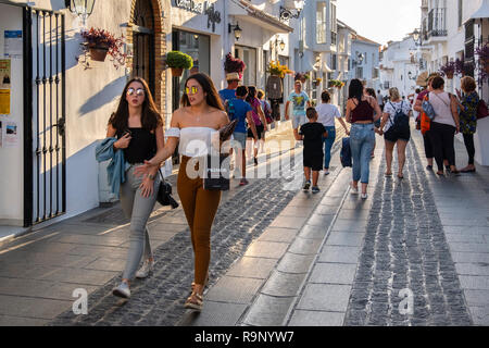 La vie de la rue. Village blanc typique de Mijas Pueblo. La province de Malaga Costal del Sol. L'Andalousie, Sud de l'Espagne. L'Europe Banque D'Images