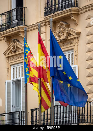 VALENCE, ESPAGNE - 05/24/2018: Drapeaux de Valence, Espagne et UE bâtiment extérieur dans le centre-ville Banque D'Images