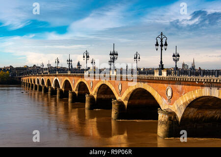 Pont de Pierre. Pont de pierre & Garonne. Bordeaux, Gironde. Région Aquitaine. France Europe
