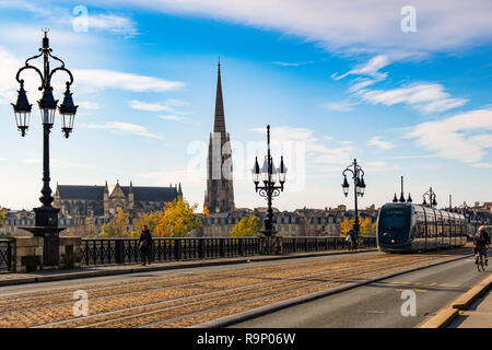 La ligne de tram sur Pont de Pierre. Pont de pierre sur la Garonne. Bordeaux, Gironde. Région Aquitaine. France Europe Banque D'Images