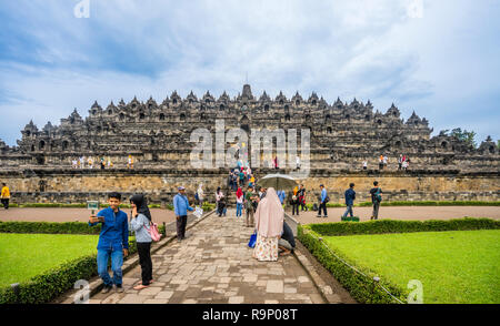 Les visiteurs au Candi Borobudur, le temple bouddhiste du 9ème siècle dans le centre de Java, Indonésie Banque D'Images