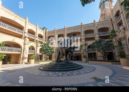 Statue de l'éléphant à Sun City ou Ville Perdue, grand centre de divertissement en Afrique du Sud comme Las Vegas en Amérique du Nord. Banque D'Images