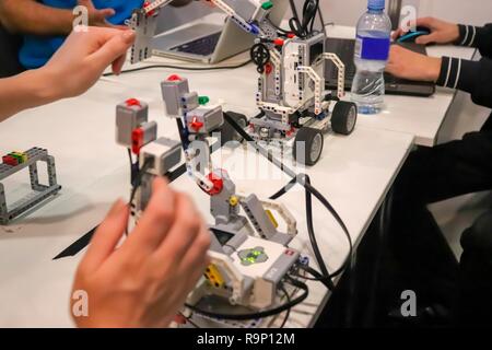 Les personnes qui conçoivent des robots à partir de pièces spéciales de l'ensemble de robotique. Banque D'Images