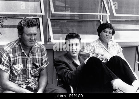 Elvis Presley, avec ses parents, Vernon Presley et Gladys Presley, vers 1958 référence #  33635 Fichier 828THA Banque D'Images