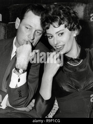 Sophia Loren, William Holden, lors d'une conférence de presse pour le film 'La clé' (1958), Columbia Pictures de référence de dossier 33635 831 THA Banque D'Images