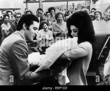 Elvis Presley, Priscilla Presley, laissant l'hôpital Baptist, Memphis, Tennessee, avec leur fille Lisa-Marie, né à l'hôpital le 1 février 1968. Référence #  33635 Fichier 852THA Banque D'Images