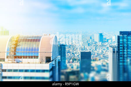 Concept d'affaires de l'Asie de l'immobilier et de la construction - Vue panoramique sur les toits de la ville vue aérienne sous ciel bleu et soleil à Shinjuku, Tokyo Japon wi Banque D'Images