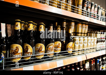 Kiev, Ukraine - 19 décembre 2018 : bouteilles de bière Kozel sur les étagères de supermarché se. Velkopopovicky Kozel est une lager produite depuis 1874. Banque D'Images