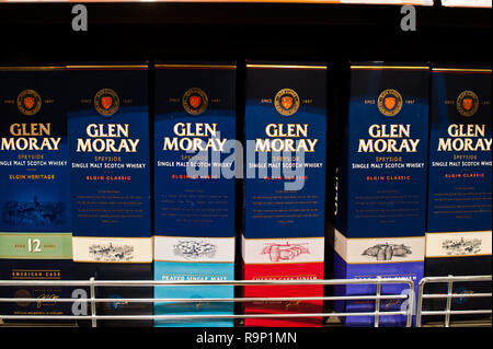 Kiev, Ukraine - 19 décembre 2018 : Des boîtes de Glen Moray sur des étagères dans un supermarché. La distillerie Glen Moray est une distillerie du Speyside produire seul ma Banque D'Images