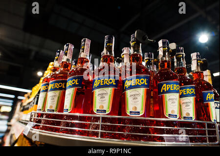 Kiev, Ukraine - 19 décembre 2018 : Bouteilles d'Aperol au supermarché. Aperol est un apéritif italien fait de gentiane, de quinquina, de rhubarbe, et parmi d'autres Banque D'Images