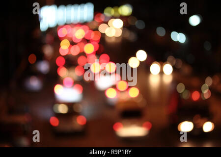 Night city street lights bokeh background, un arrière-plan Banque D'Images